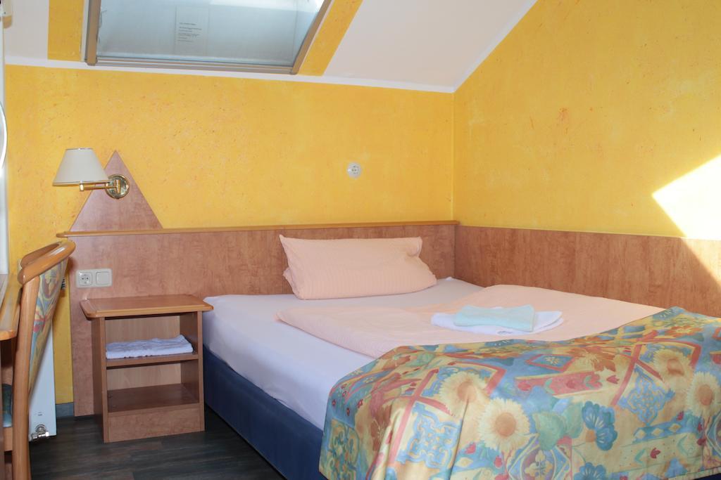 Garni Zum Adler Hotel Gensingen Room photo