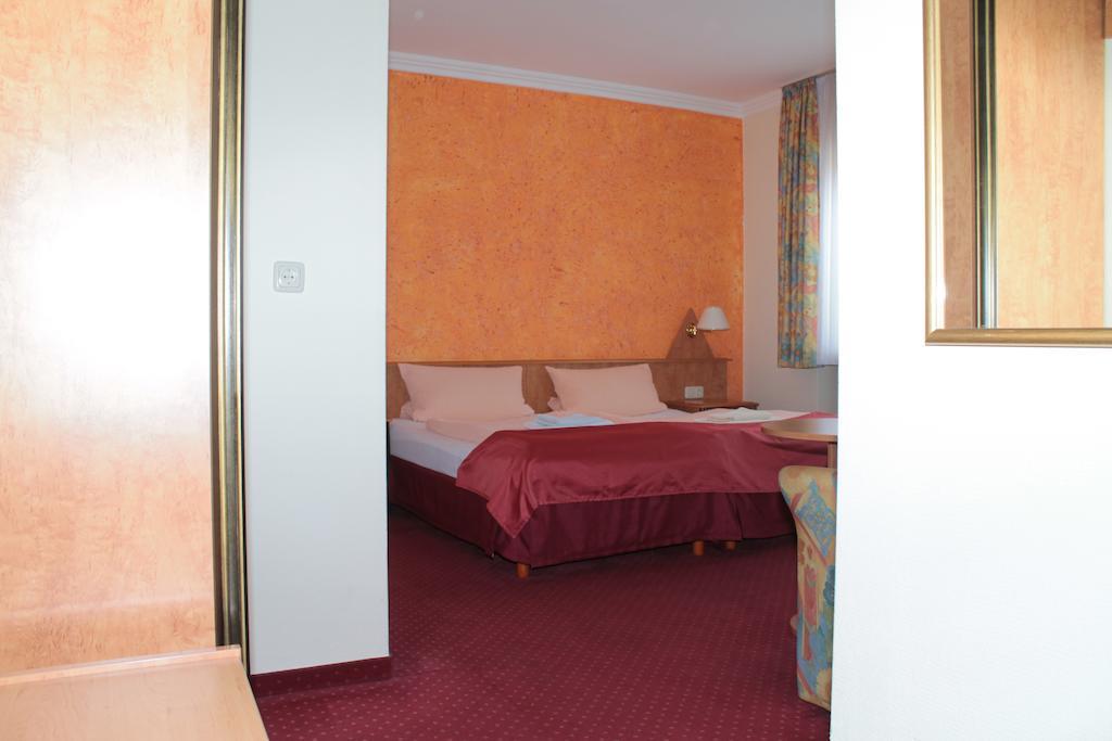 Garni Zum Adler Hotel Gensingen Room photo