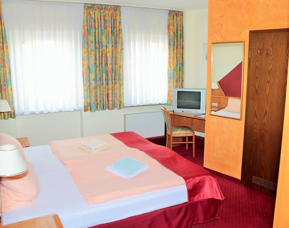 Garni Zum Adler Hotel Gensingen Room photo